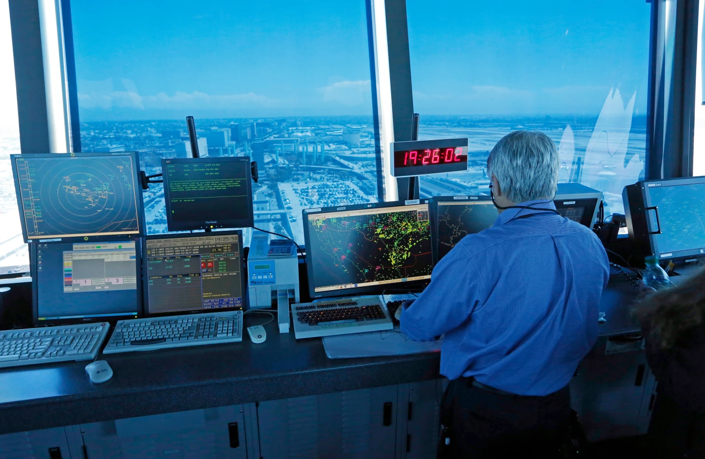 U.S. Government Steps Up Air Traffic Control Overhaul with New Radar Systems