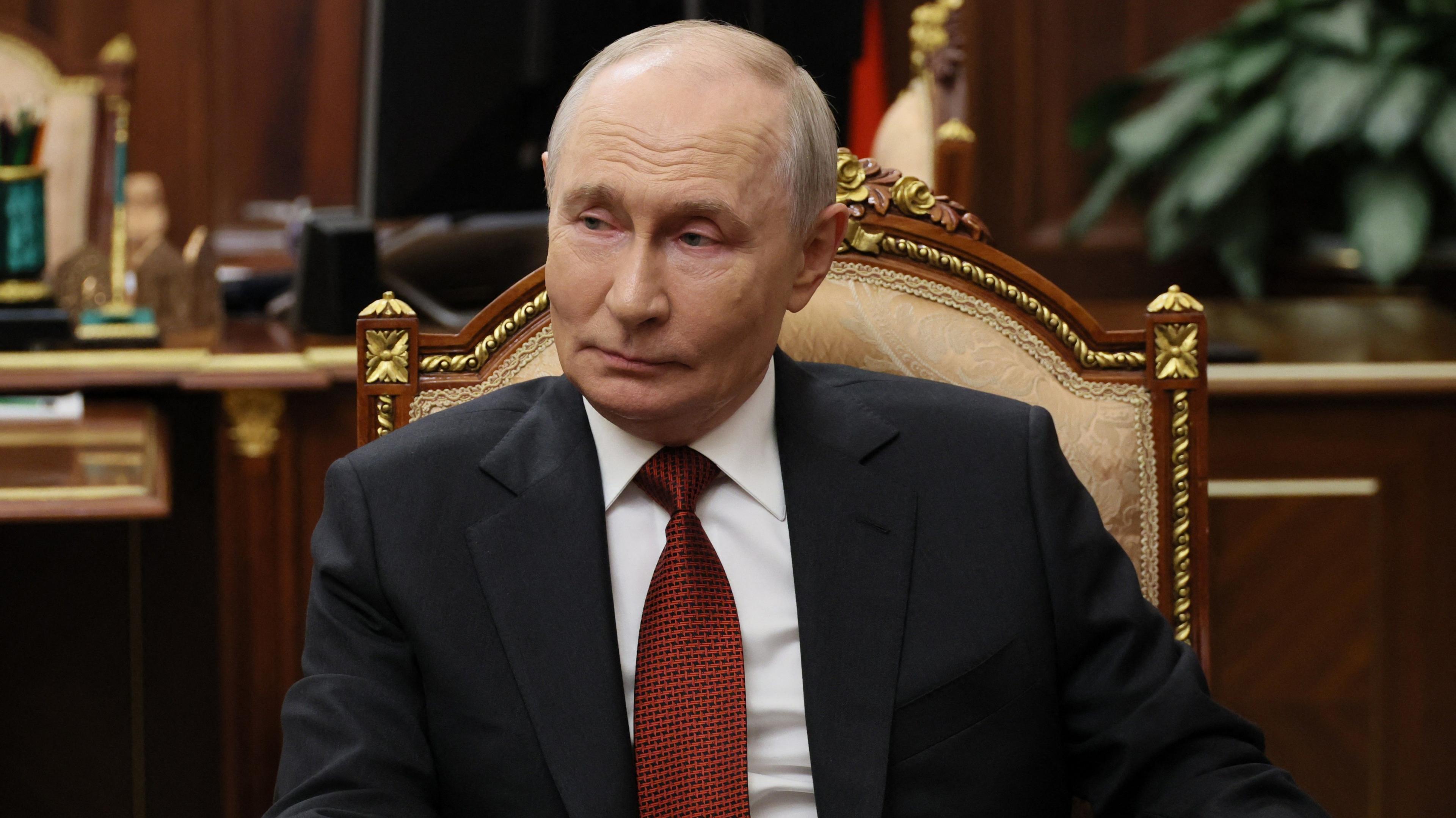 Putin Seeks to Avoid NATO Clash While Urging Up‑Front Rhetoric, Officials Say