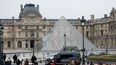 Police Uncover More Leads: Five New Arrests in Louvre Jewelry Heist