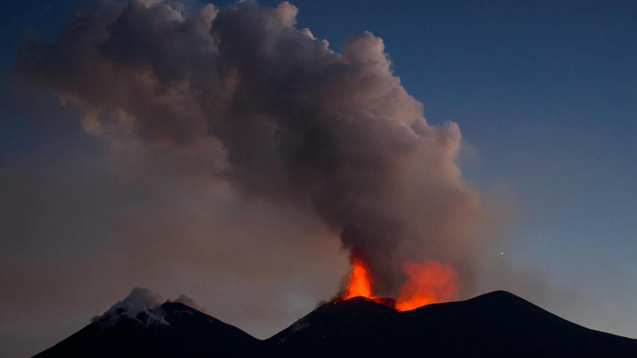 American hiker dies after being struck by lightning on Mount Etna