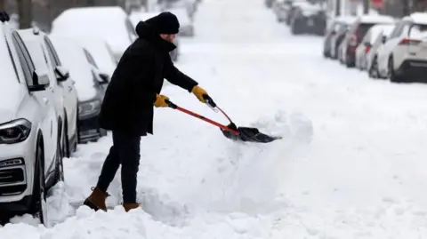 Major Winter Storm Engulfs US: Death Toll Rises to Seven, Over 800,000 Without Power