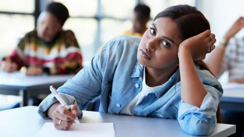 Rupee Decline and Visa Crackdowns Force Indian Students to Re‑evaluate Overseas Education