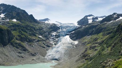 Decades‑Old Missing Hikers’ Bodies Unearthed as Swiss Glacier Retreats