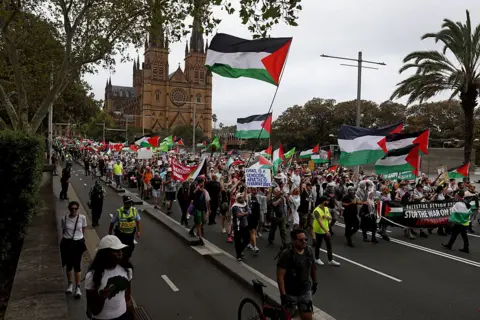 Controversial Visit: Israeli President Lays Wreath at Bondi Beach