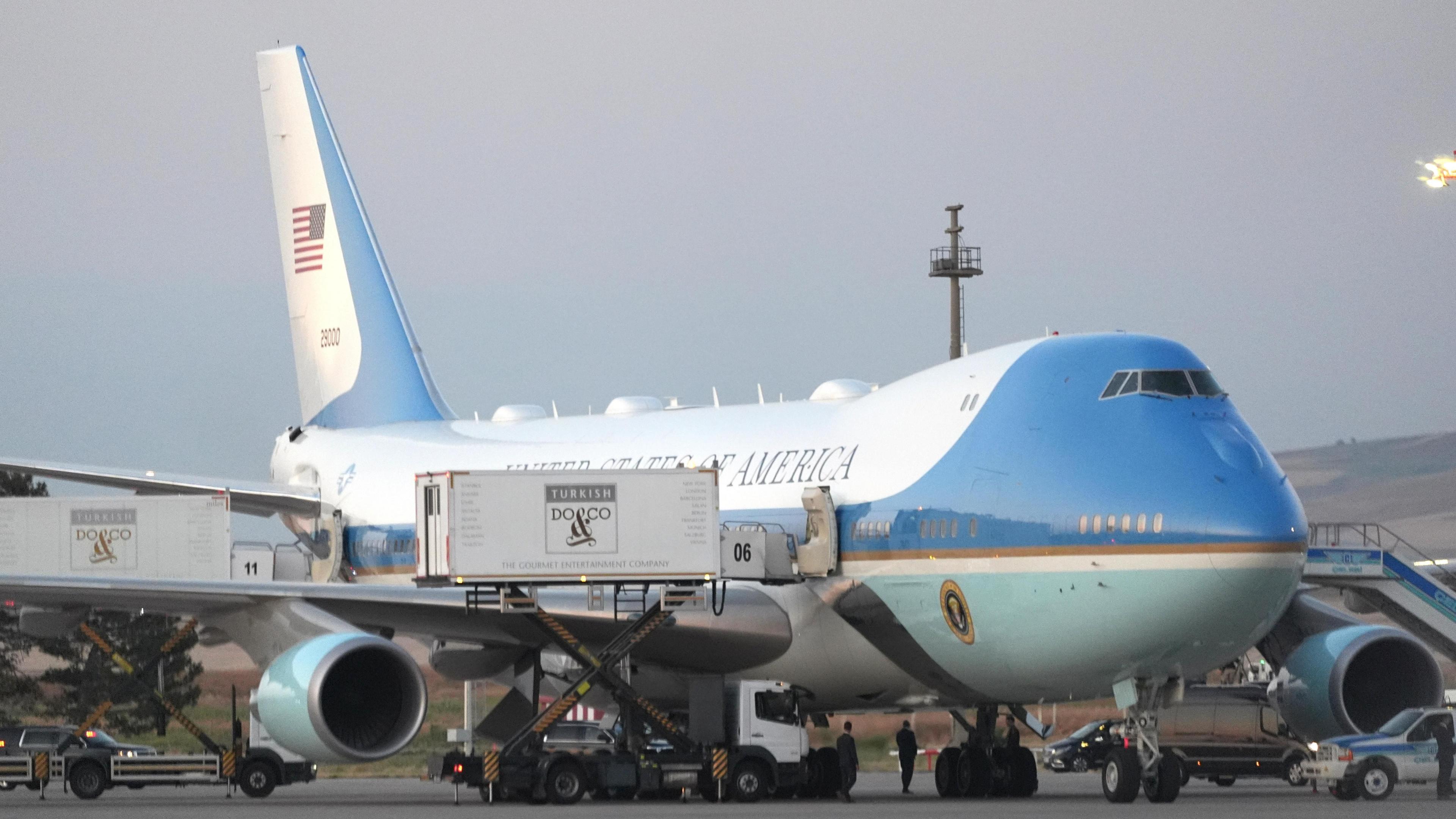 Shrouded Escape: Trump & Cabinet Rely on Decoy Air Force One to Slip Out of Ankara