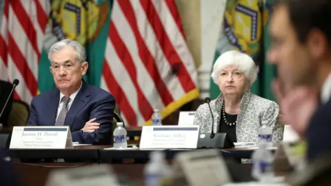 Former Federal Reserve Chairs Slam Investigation of Jerome Powell