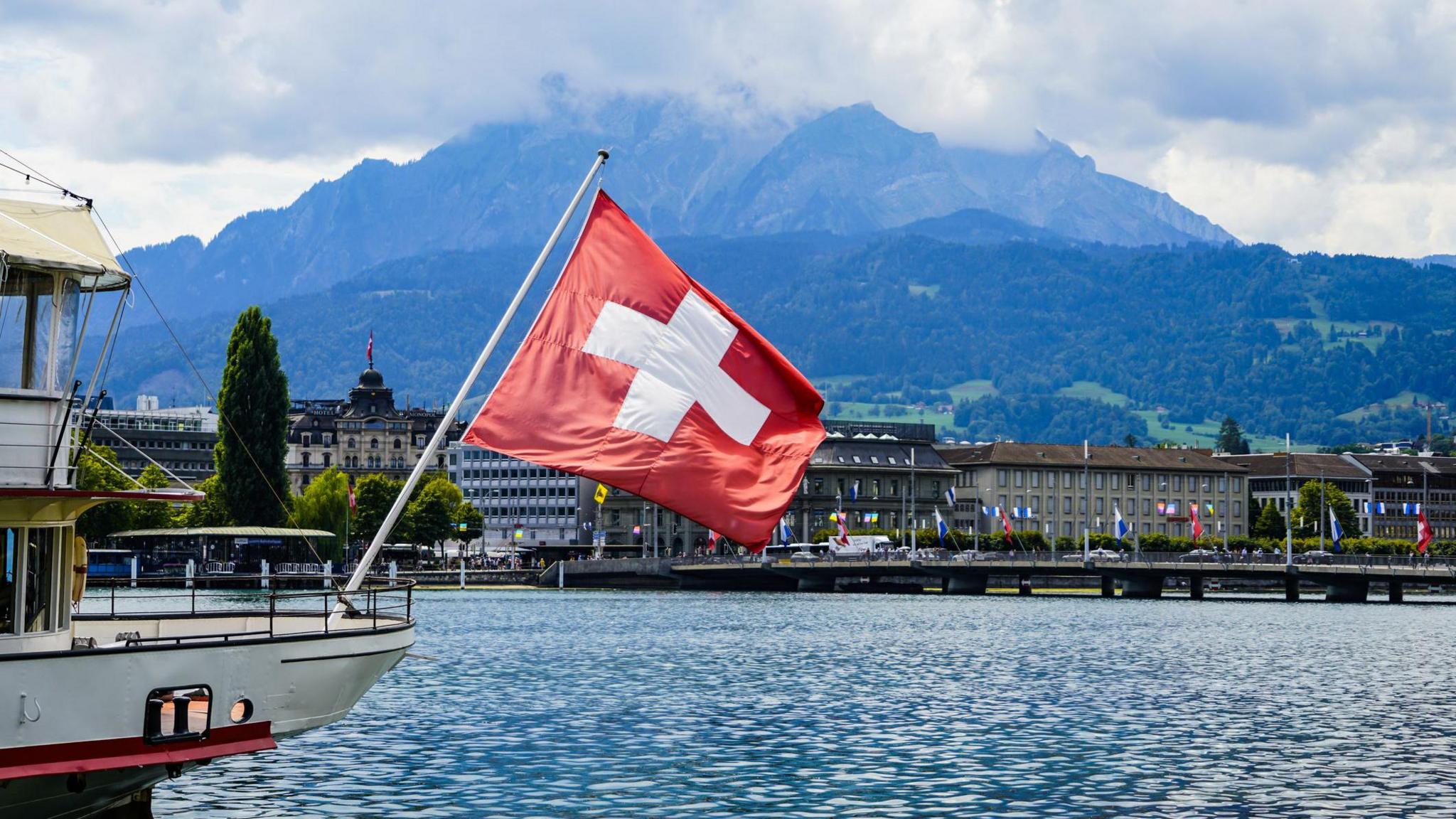 UK‑Swiss Deal: Roaming Fees Vanish, British Travellers Get Faster Entry Through E‑Gates