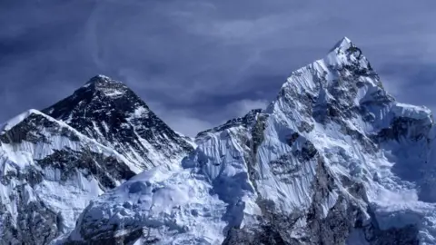Rescue Operations Underway for Nearly 1,000 People Trapped on Mount Everest